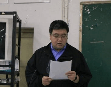 男人手上拿着纸中度可信度描述已自动生成
