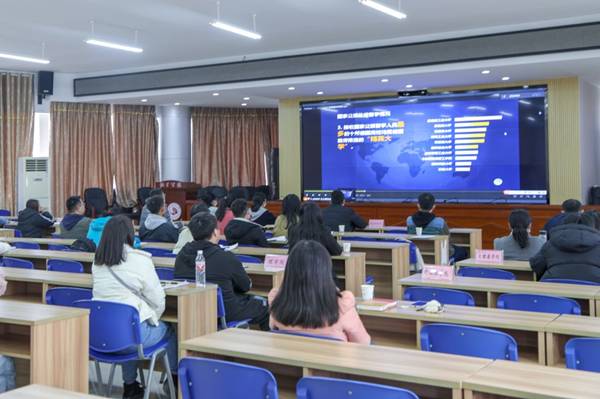 https://www.kluniv.edu.cn/__local/6/FE/DE/EB58D8CBA6087800DC24BEDCBB5_F90B0BD5_1A223.jpg