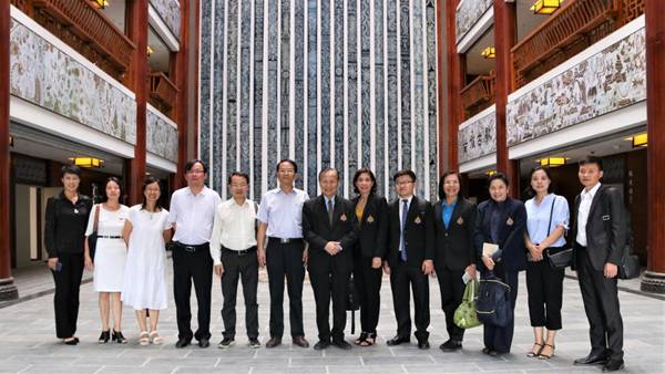 http://www.kluniv.edu.cn/__local/6/1A/5F/C07CDE18FF2A06BBA0DD91D78C8_80F5F06D_1E29B.jpg