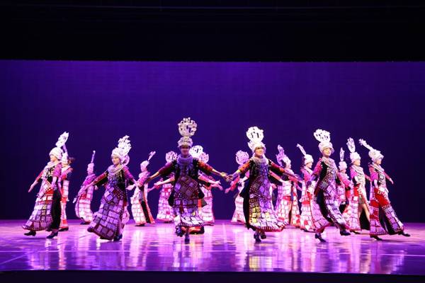 http://www.kluniv.edu.cn/__local/4/A1/AA/21410562EFD6434B7738D61A9DE_1F0352DE_188E3.jpg