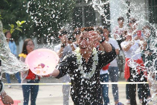 http://www.kluniv.edu.cn/__local/1/26/F0/D6EB6098FDB0BEA18D6D8D98C2E_B3AE9513_275B0.jpg