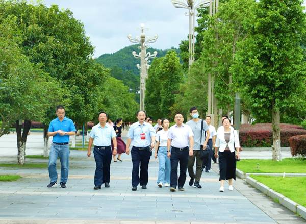 http://www.kluniv.edu.cn/__local/9/8A/A2/735A18115FAE91206DA0FA22E6E_9229390F_28057.jpg