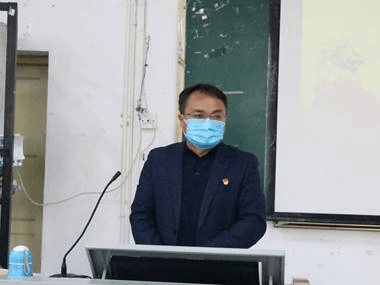 电脑前的男人中度可信度描述已自动生成