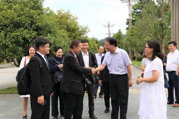 http://www.kluniv.edu.cn/__local/7/61/10/898800F2D675767A569640A6134_0C4570CE_1DA3F.jpg