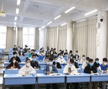 会议室里的人们描述已自动生成