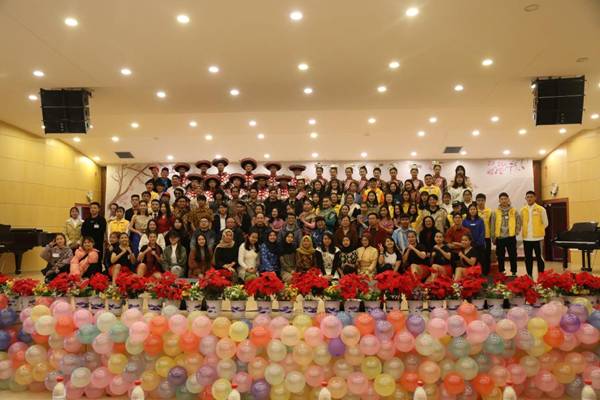 http://www.kluniv.edu.cn/__local/0/32/AC/245A752F7F6DEA4F2E6D9C27678_40B9FA71_1AB1C.jpg