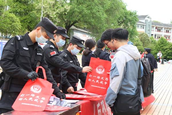 https://www.kluniv.edu.cn/__local/7/9E/E1/664A49EBC08C5BA10E1DC098B8F_59FE1185_1F593.jpg