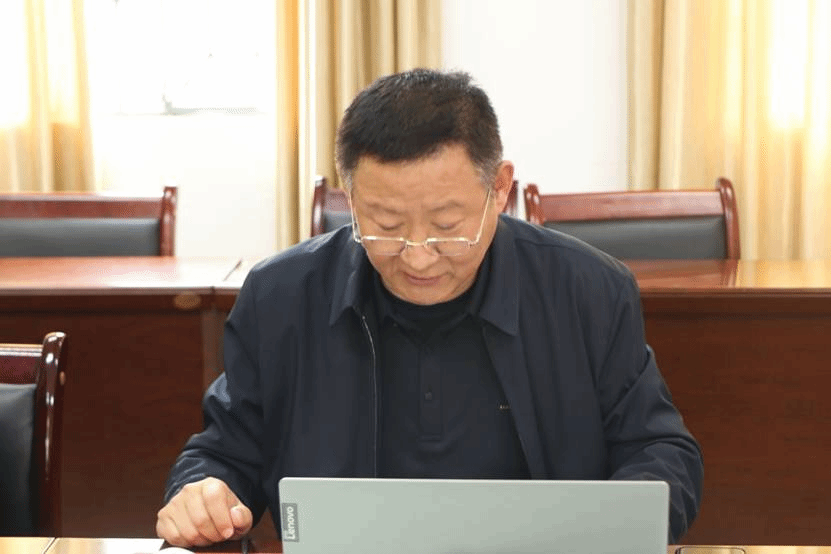 男人坐在桌子前描述已自动生成