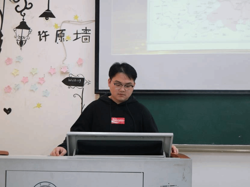 电脑前的男人中度可信度描述已自动生成