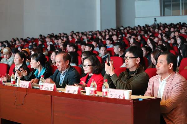 http://www.kluniv.edu.cn/__local/D/40/75/2005099A65D85C82A287F2BA74C_12224125_15798.jpg
