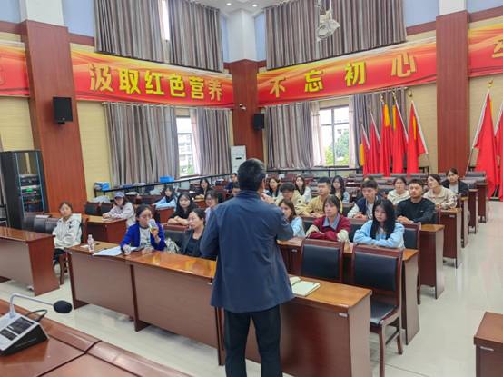 李院长上思政课2.jpg